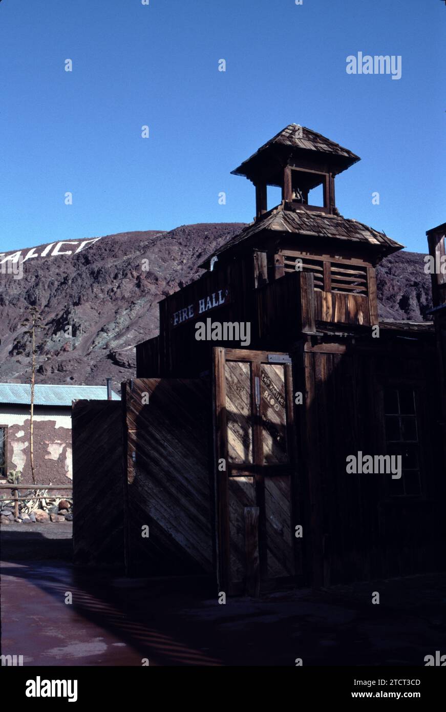 Calico, CA., USA 4/1984. Calico ist eine Geisterstadt und ehemalige Bergbaustadt im San Bernardino County, Kalifornien, USA. Gegründet 1881 als Silberbergbaustadt. Es liegt an der Interstate 15, 4,8 km von Barstow und 5 Meilen von Yermo entfernt. Walter Knott kaufte Calico in den 1950er Jahren und baute bis auf die fünf verbleibenden Originalgebäude alle Gebäude wieder auf, um sie in den 1880er Jahren zu sehen California Historical Landmark #782 und 2005 von Gouverneur Arnold Schwarzenegger zur Silver Rush Ghost Town in Kalifornien erklärt. Stockfoto