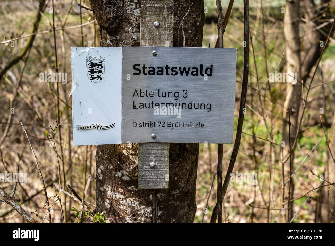 Symbolisches Bild des Begriffs eines Staatswaldes am Beispiel der Beschilderung eines solchen Waldes bei Lauterach auf der Schwäbischen Alb. Stockfoto