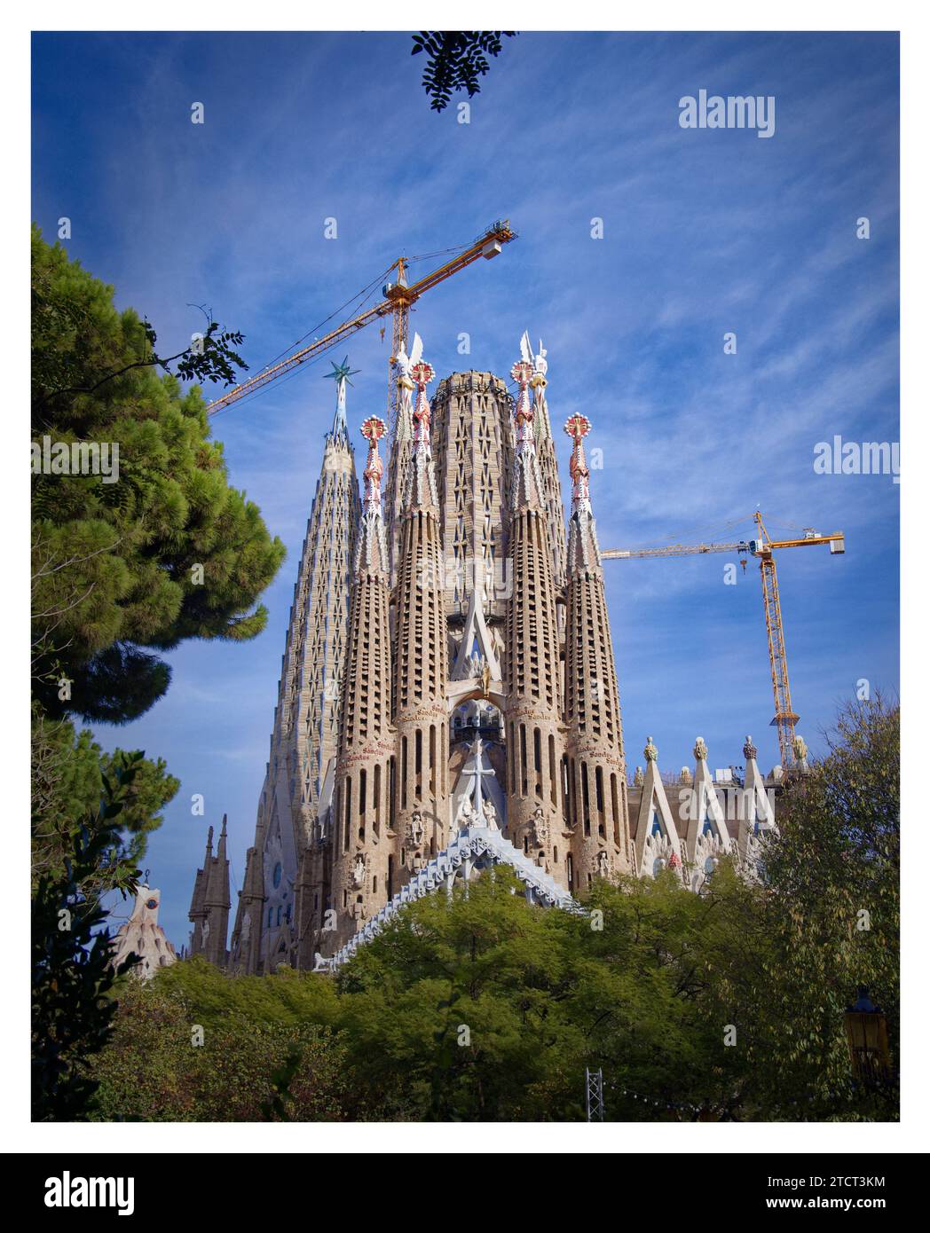 Sagrada Familia bei sonnigem Wetter, blauer Himmel Stockfoto