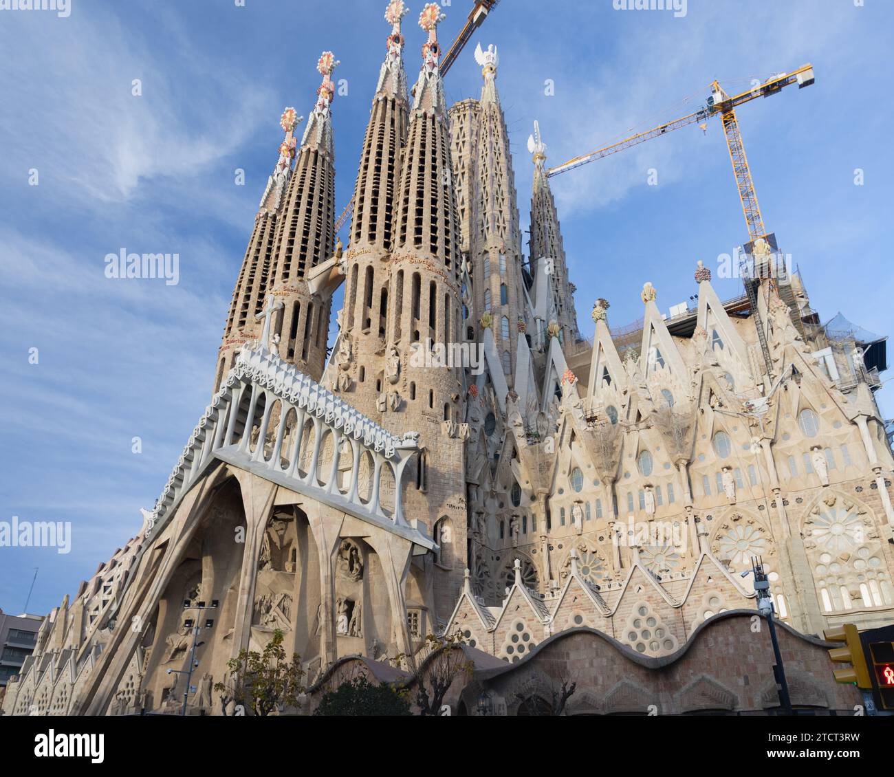 Sagrada Familia bei sonnigem Wetter, blauer Himmel Stockfoto