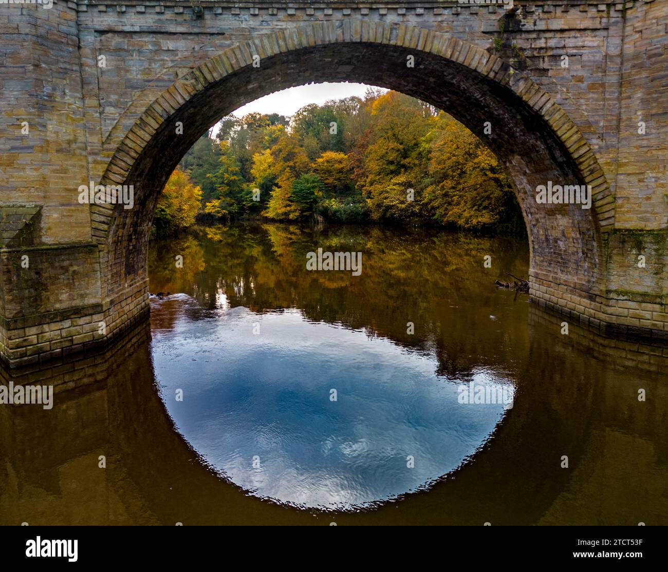 Nahaufnahme des Drohnenbildes der Prebends Bridge in Durham mit herbstlichen Bäumen dahinter Stockfoto