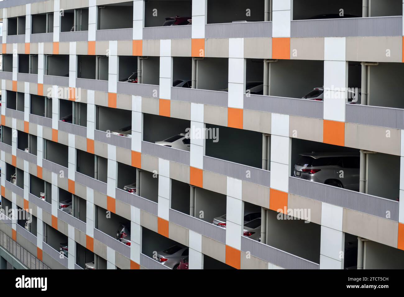 Mehrstöckiger Parkplatz in den ersten Stockwerken eines mehrstöckigen Wohngebäudes Stockfoto