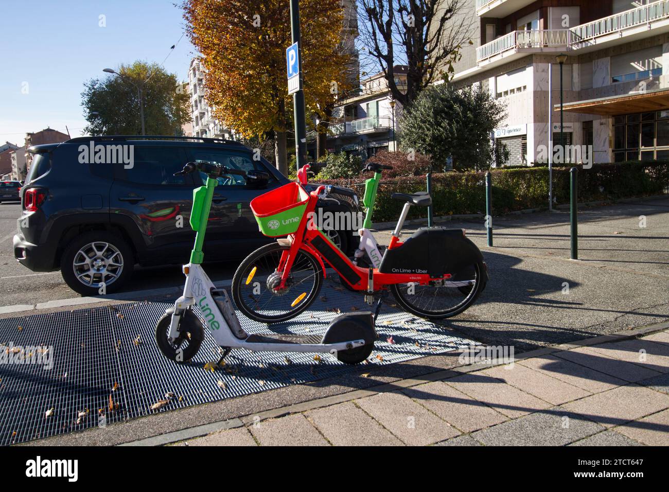 Elektrische Roller und Elektrofahrräder im Sharing in Italien Stockfoto