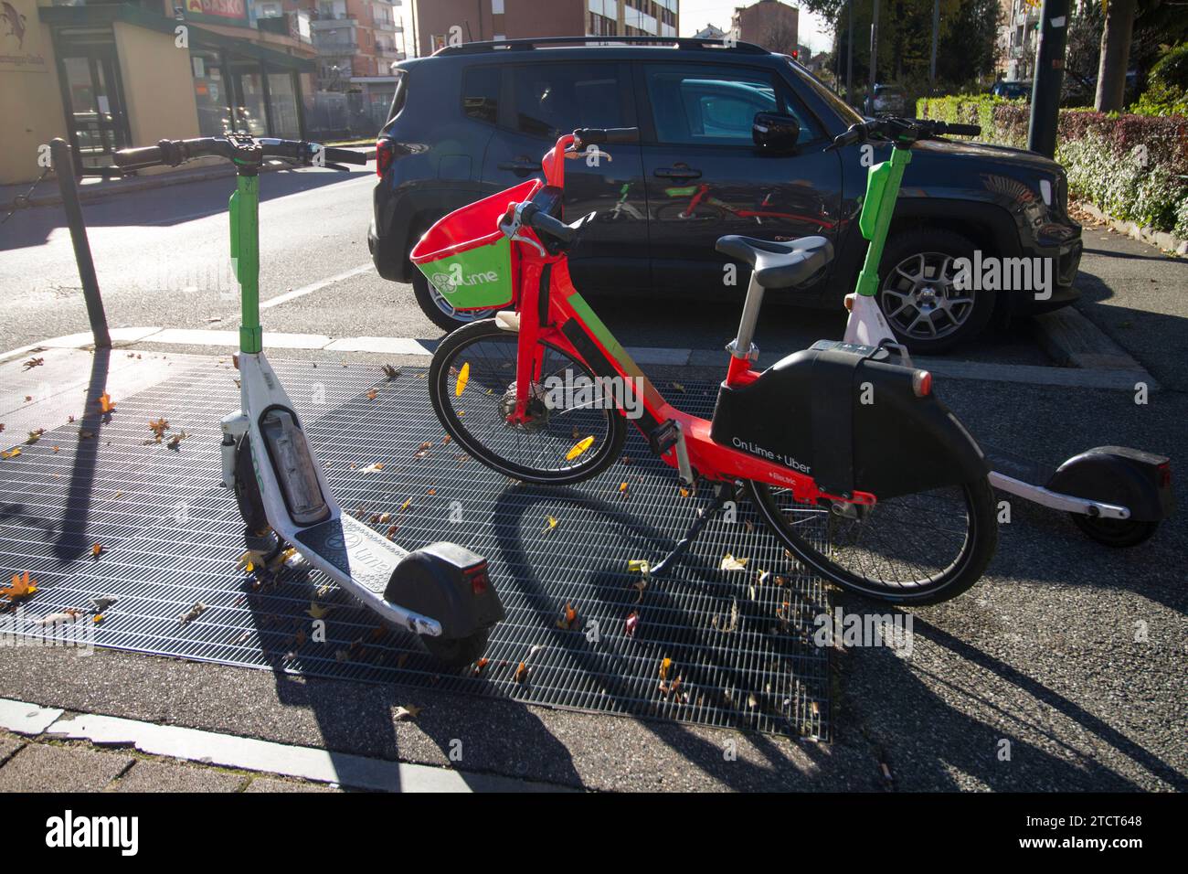 Elektrische Roller und Elektrofahrräder im Sharing in Italien Stockfoto