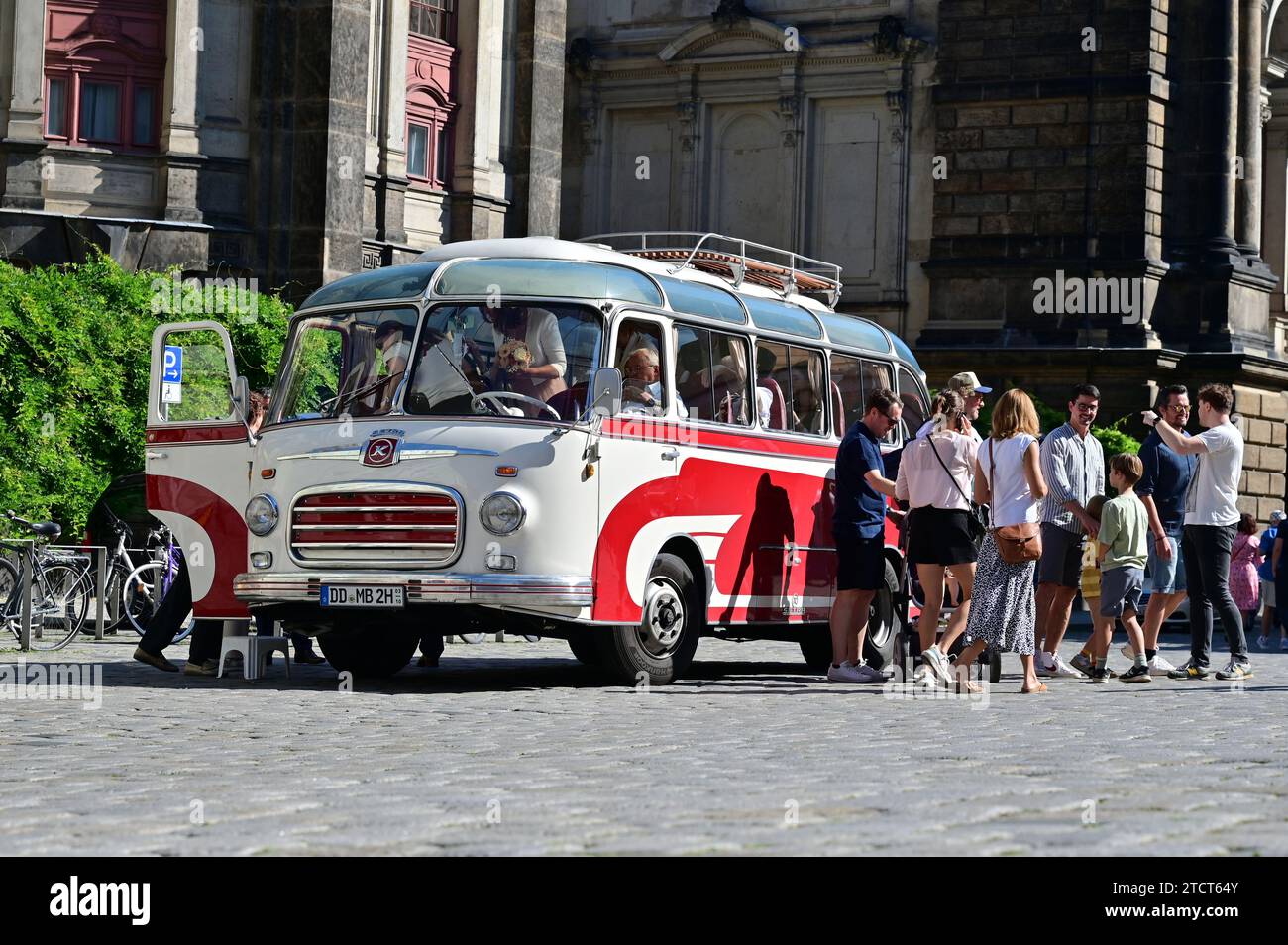 Setra Oldtimer-Bus vor der Frauenkirche in Dresden im Freistaat Sachsen Stockfoto