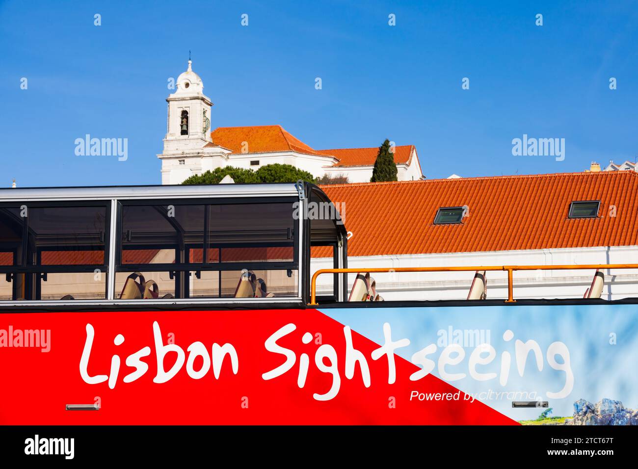 Open Top Sightseeing Bus vor dem Kreuzfahrtschiff Dock. Lissabon, Portugal. Die St. Michael Kirche ist dahinter. Bezirk Alfama. Stockfoto