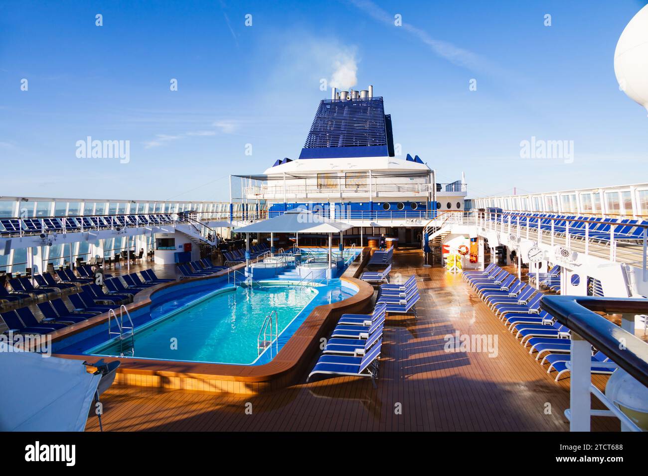 Open Air Pool Deck, norwegisches Sun Cruise Schiff. Stockfoto