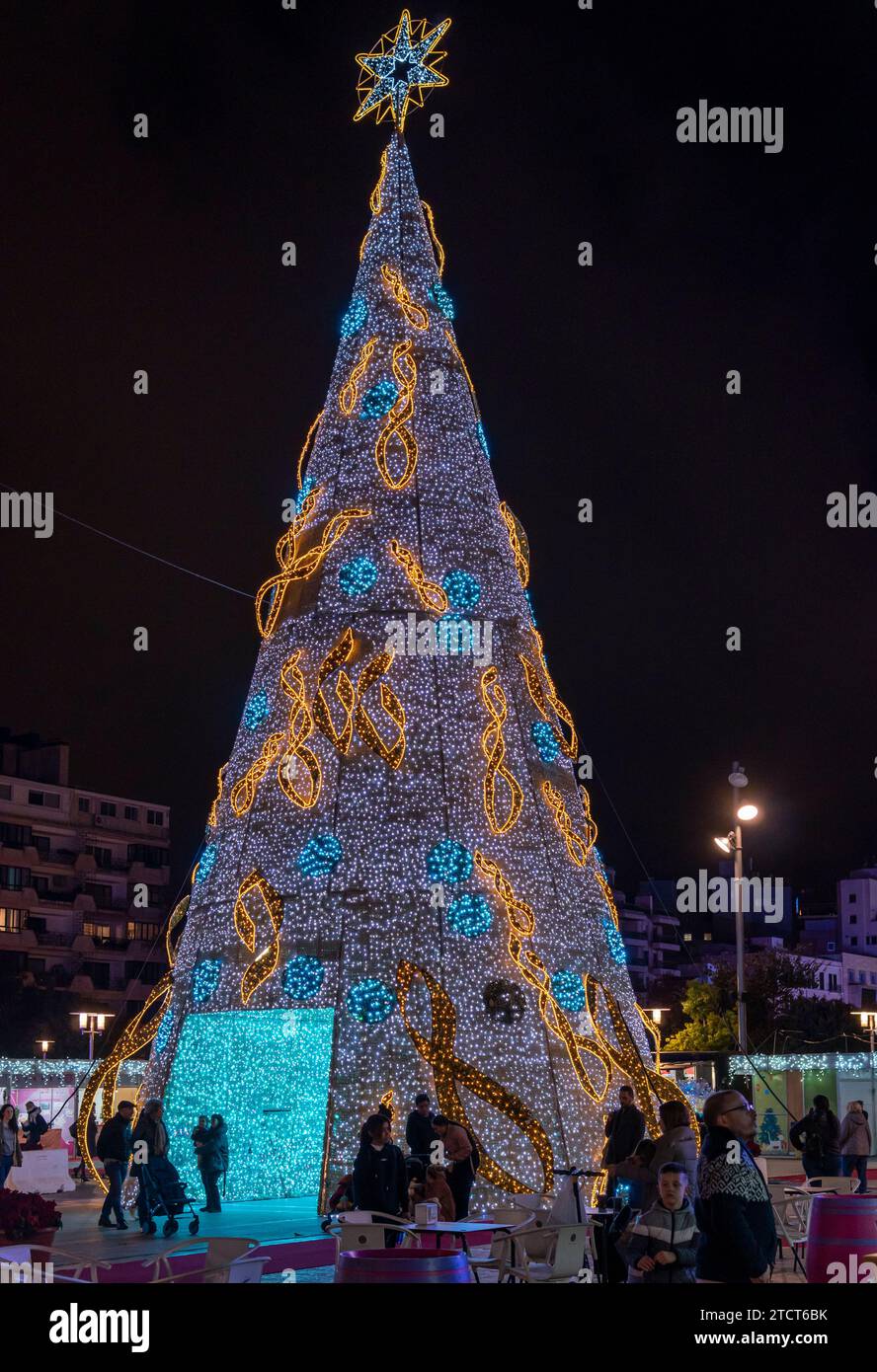 Palma de Mallorca, Spanien; 12. dezember 2023 Weihnachtsmarkt mit Kunden und einem großen