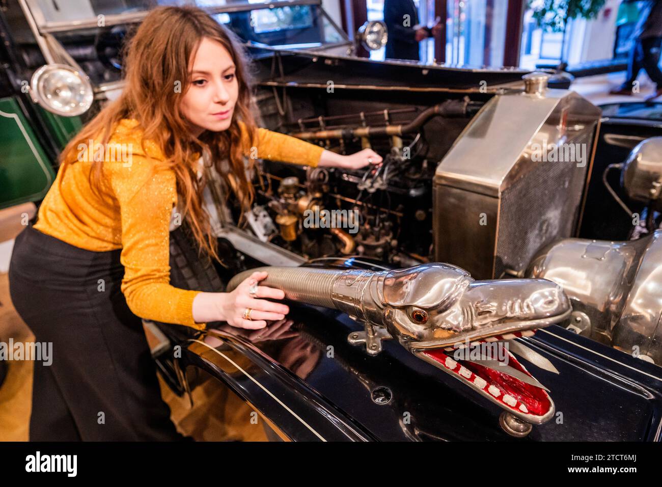 London, Großbritannien. Dezember 2023. Das Drachenhorn an einem 1913 Rolls-Royce 40/50PS Silver Ghost 'Top hat Brougham de Ville' Registrierungsnummer Nicht bei DVLA registriert, Ex-MN 1910 (Isle of man) Fahrgestellnummer 2632 Motornr 28/X, Schätzung: £150.000-£250.000 - Eine Vorschau auf den 10. Jahrestag wichtiger Autos Verkauf in der Bonhams New Bond Street. Der Verkauf findet am 15. Dezember 2023 statt. Guy Bell/Alamy Live News Stockfoto
