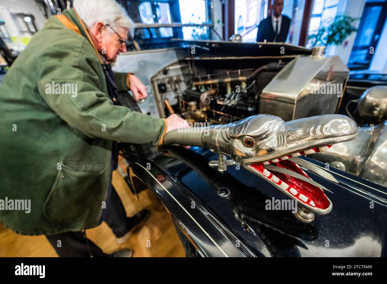 London, Großbritannien. Dezember 2023. Das Drachenhorn an einem 1913 Rolls-Royce 40/50PS Silver Ghost 'Top hat Brougham de Ville' Registrierungsnummer Nicht bei DVLA registriert, Ex-MN 1910 (Isle of man) Fahrgestellnummer 2632 Motornr 28/X, Schätzung: £150.000-£250.000 - Eine Vorschau auf den 10. Jahrestag wichtiger Autos Verkauf in der Bonhams New Bond Street. Der Verkauf findet am 15. Dezember 2023 statt. Guy Bell/Alamy Live News Stockfoto