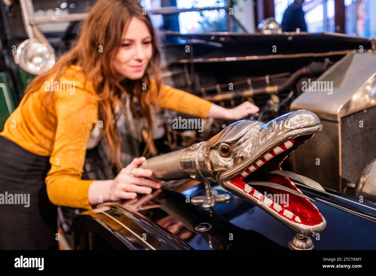 London, Großbritannien. Dezember 2023. Das Drachenhorn an einem 1913 Rolls-Royce 40/50PS Silver Ghost 'Top hat Brougham de Ville' Registrierungsnummer Nicht bei DVLA registriert, Ex-MN 1910 (Isle of man) Fahrgestellnummer 2632 Motornr 28/X, Schätzung: £150.000-£250.000 - Eine Vorschau auf den 10. Jahrestag wichtiger Autos Verkauf in der Bonhams New Bond Street. Der Verkauf findet am 15. Dezember 2023 statt. Guy Bell/Alamy Live News Stockfoto