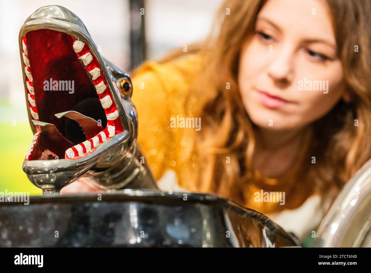 London, Großbritannien. Dezember 2023. Das Drachenhorn an einem 1913 Rolls-Royce 40/50PS Silver Ghost 'Top hat Brougham de Ville' Registrierungsnummer Nicht bei DVLA registriert, Ex-MN 1910 (Isle of man) Fahrgestellnummer 2632 Motornr 28/X, Schätzung: £150.000-£250.000 - Eine Vorschau auf den 10. Jahrestag wichtiger Autos Verkauf in der Bonhams New Bond Street. Der Verkauf findet am 15. Dezember 2023 statt. Guy Bell/Alamy Live News Stockfoto