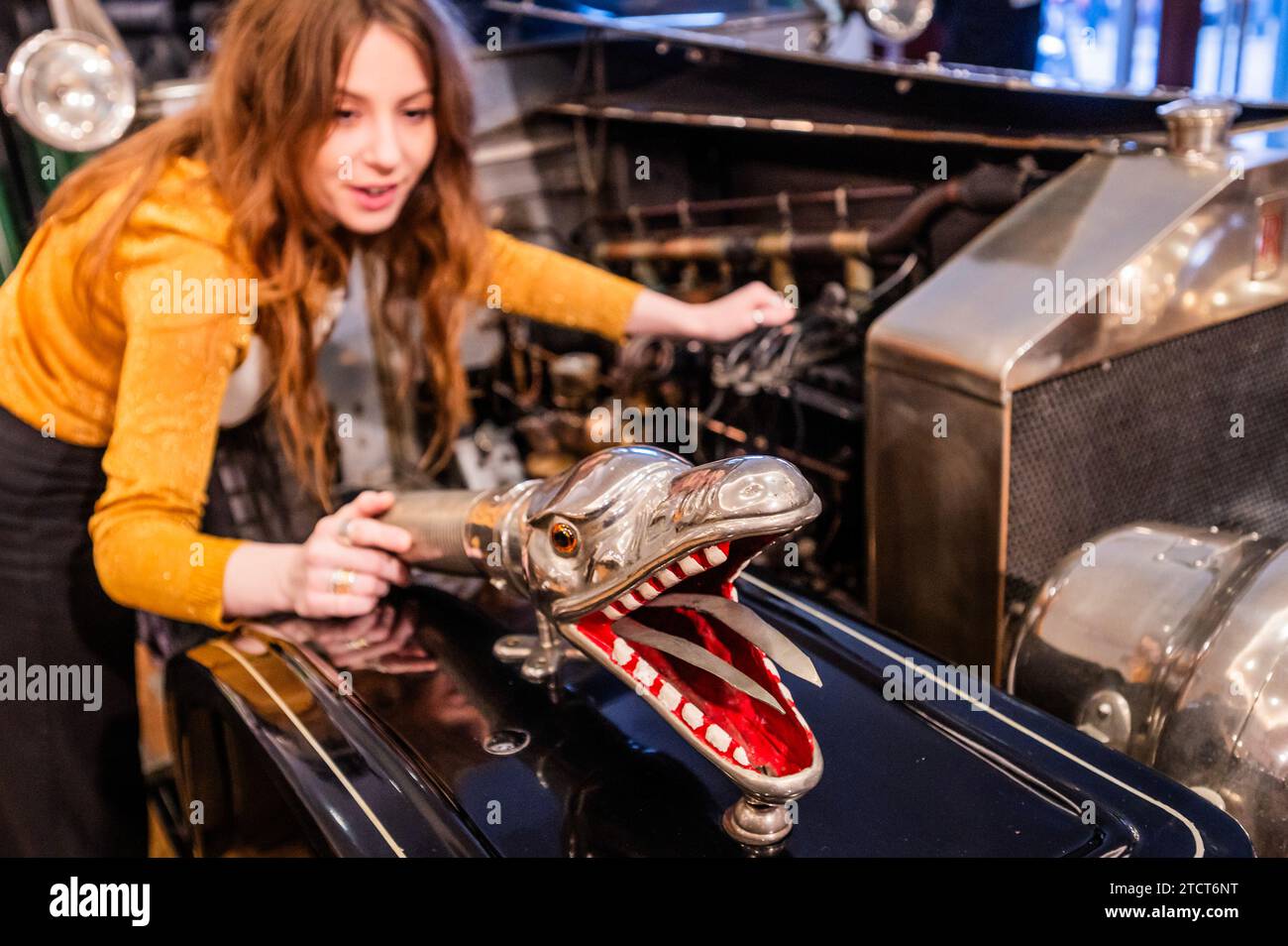 London, Großbritannien. Dezember 2023. Das Drachenhorn an einem 1913 Rolls-Royce 40/50PS Silver Ghost 'Top hat Brougham de Ville' Registrierungsnummer Nicht bei DVLA registriert, Ex-MN 1910 (Isle of man) Fahrgestellnummer 2632 Motornr 28/X, Schätzung: £150.000-£250.000 - Eine Vorschau auf den 10. Jahrestag wichtiger Autos Verkauf in der Bonhams New Bond Street. Der Verkauf findet am 15. Dezember 2023 statt. Guy Bell/Alamy Live News Stockfoto