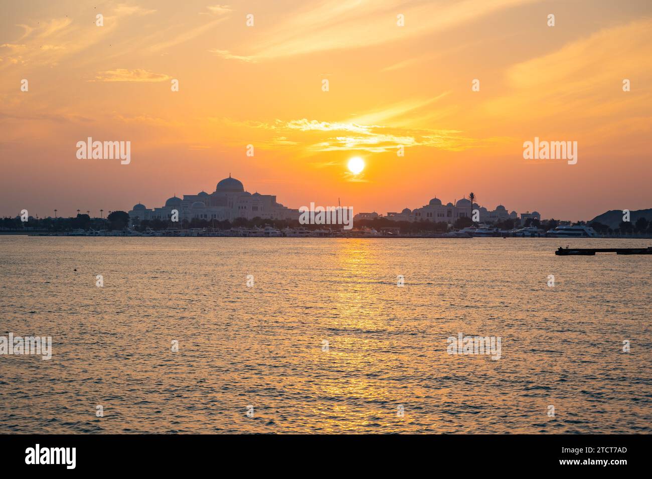 Präsidentenpalast in Abu Dhabi bei Sonnenuntergang, Vereinigte Arabische Emirate Stockfoto