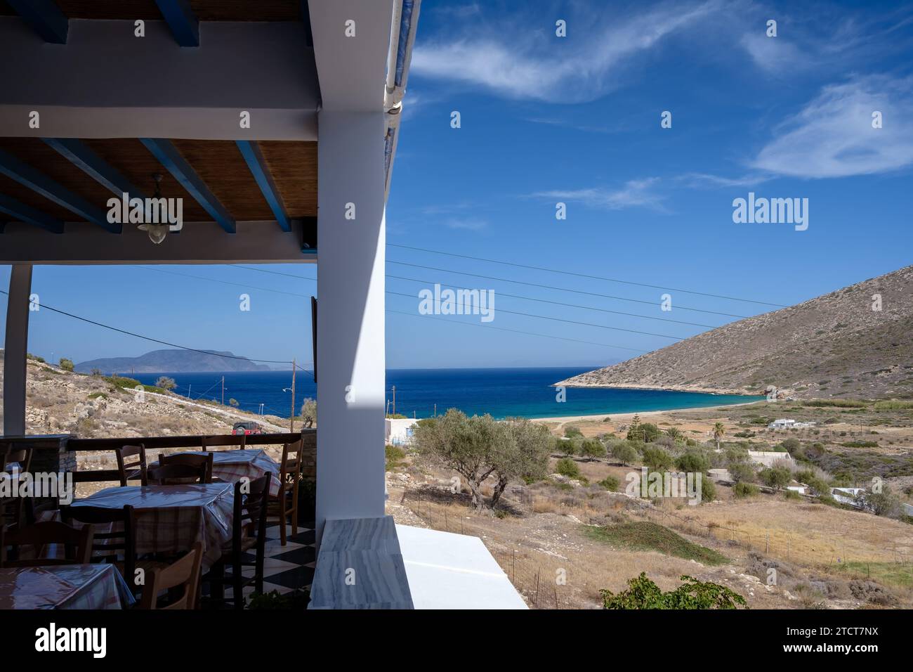 Agia Theodoti, Griechenland - 14. September 2023 - Blick auf Stühle und Tische eines Restaurants mit atemberaubendem Blick über den Strand von Agia Theodoti in iOS Stockfoto