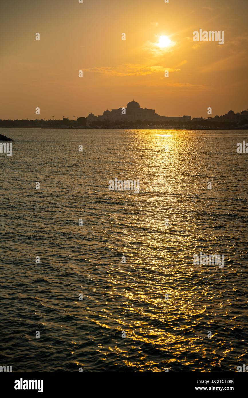 Präsidentenpalast in Abu Dhabi bei Sonnenuntergang, Vereinigte Arabische Emirate Stockfoto