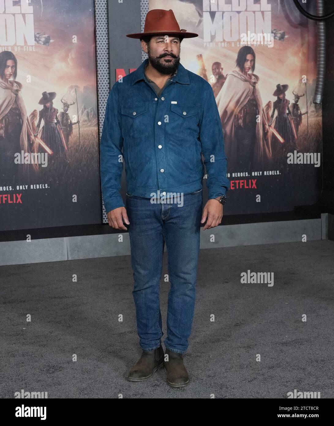 Jon Huertas kommt am Mittwoch, 13. Dezember 2023, im TCL Chinese Theatre in Hollywood, KALIFORNIEN, zum REBEL MOON - PART ONE: A CHILD OF FIRE Los Angeles Premiere. (Foto: Sthanlee B. Mirador/SIPA USA) Stockfoto