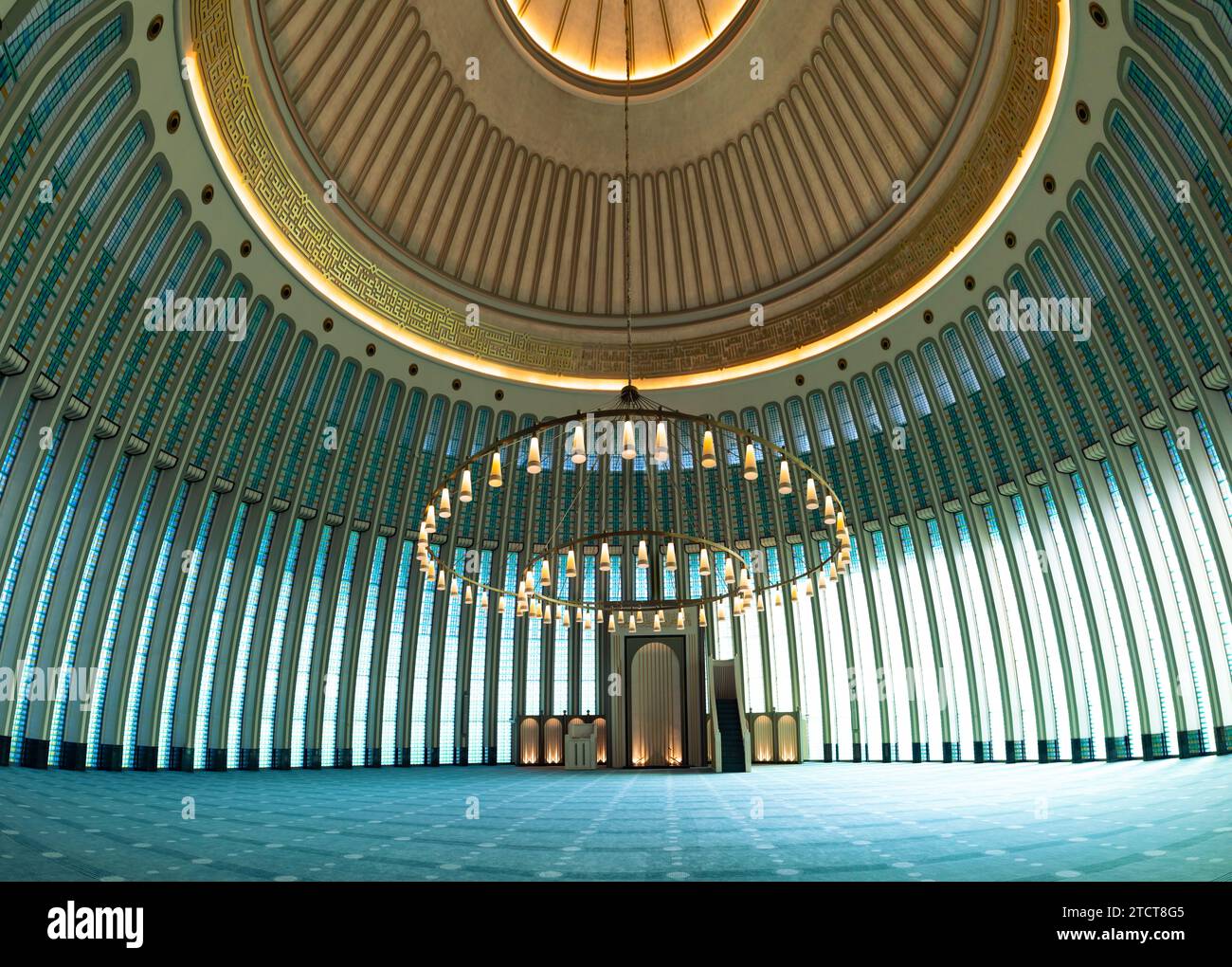 Innenansicht der Ali-Kuscu-Moschee. Moderne islamische Architektur. Istanbul Turkiye - 10.28.2023 Stockfoto