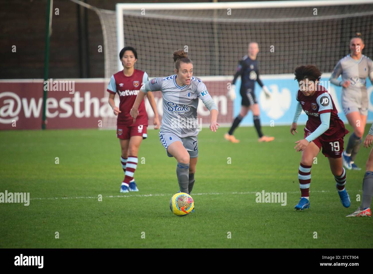 Dagenham, Großbritannien. Dezember 2023. Dagenham, England, 10. Dezember 2023: Aurora Galli (22 Everton) dribbelte während des Spiels der Barclays FA Womens Super League zwischen West Ham und Everton im Chigwell Construction Staduim in Essex, England. (Will Hope/SPP) Credit: SPP Sport Press Photo. /Alamy Live News Stockfoto