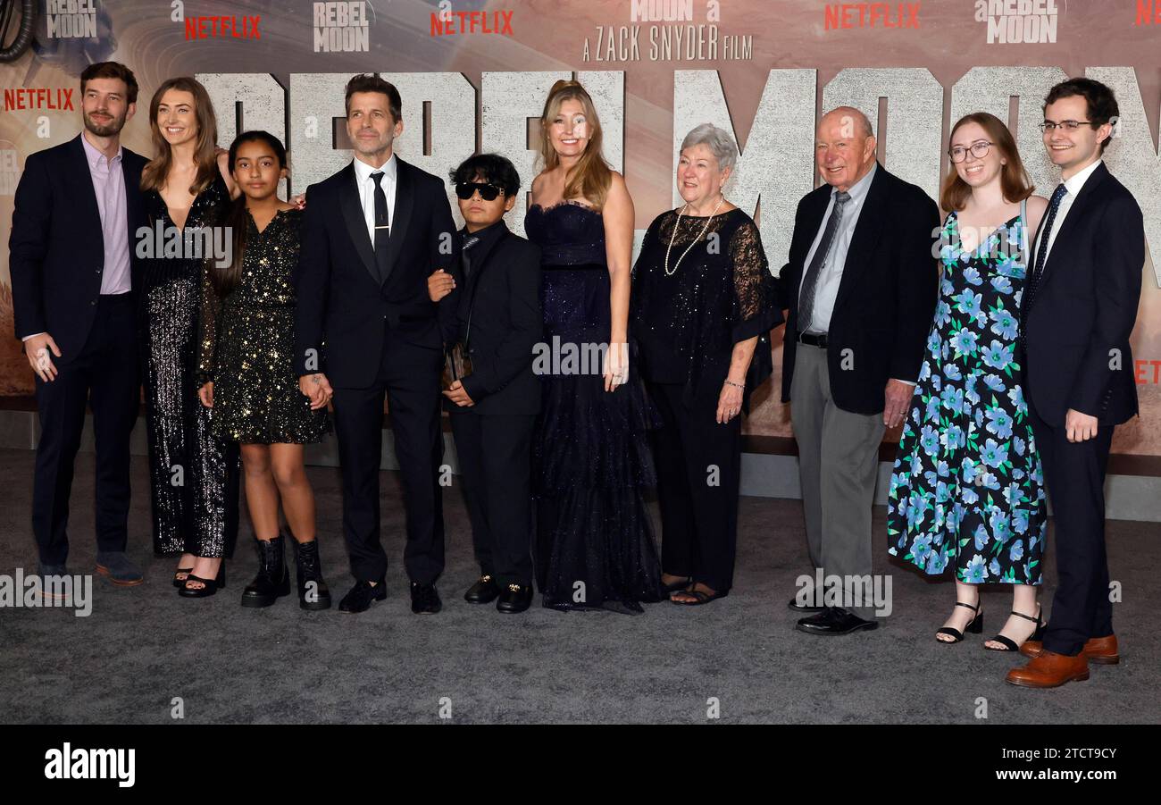 HOLLYWOOD, KALIFORNIEN - 13. DEZEMBER: Zack Snyder, Deborah Snyder, Familie bei der LA Premiere von NETFLIX Rebel Moon - Part One: A Child of Fire am 13. Dezember 2023 im TCL Chinese Theatre in Hollywood Kalifornien. Copyright: XFayexSadoux Stockfoto