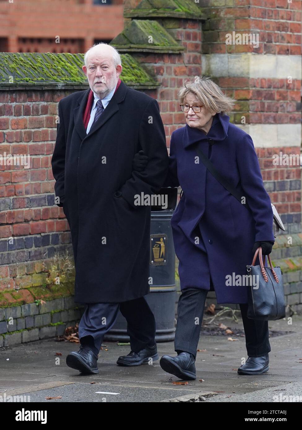 Der ehemalige Innenminister Charles Clarke kommt zur Beerdigung von Baroness Glenys Kinnock aus Holyhead, einer ehemaligen Ministerin, Abgeordneter und Ehefrau des ehemaligen Labour-Führers Lord Kinnock, im Golders Green Crematorium im Norden Londons. Bilddatum: Donnerstag, 14. Dezember 2023. Stockfoto