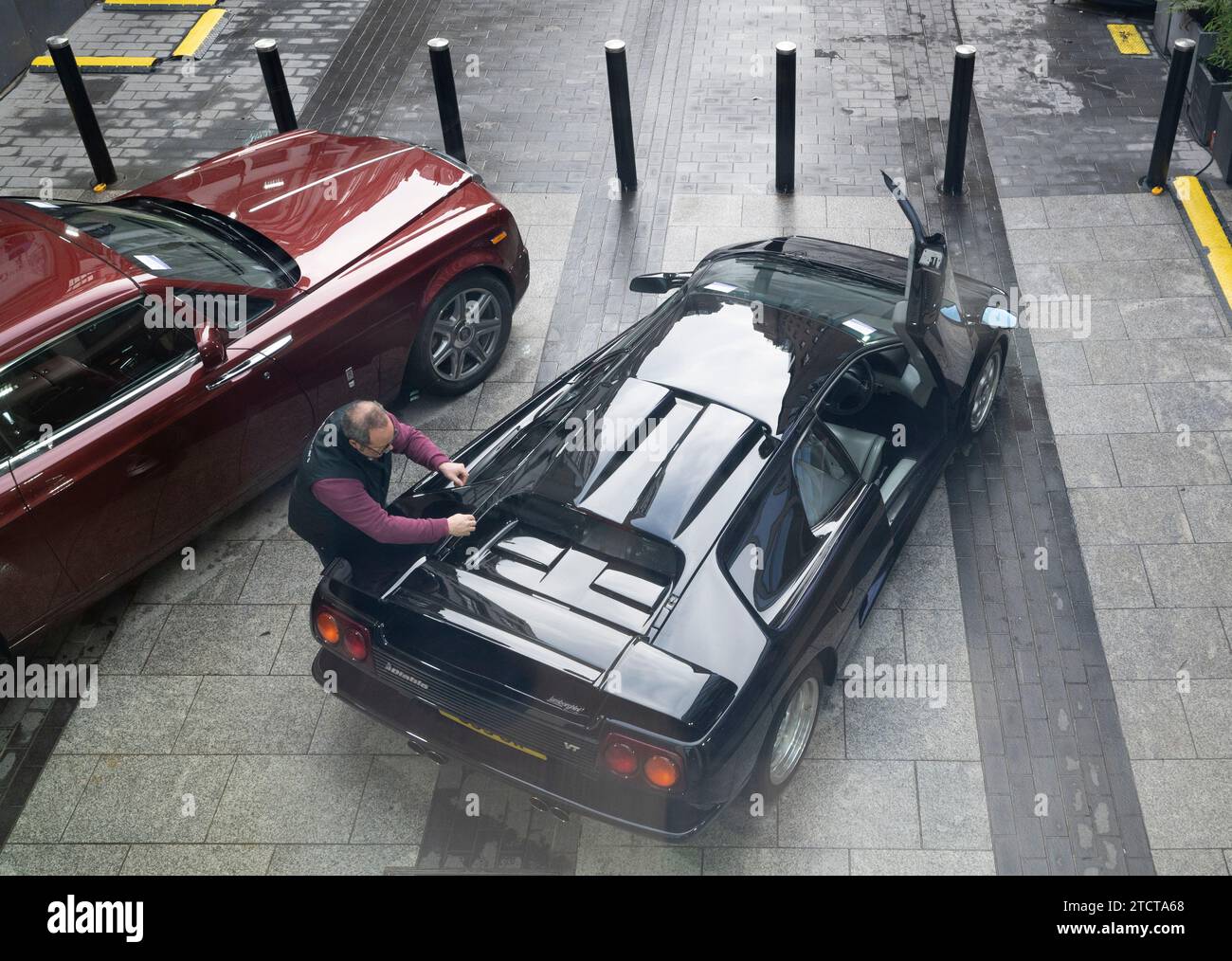 London, Großbritannien. Dezember 2023. Der Bond Street Sale, Important Collectors' Motor Cars findet am 15. Dezember 2023 in Bonhams statt. Zu den Auktionspunkten zählen: 1997 Lamborghini Diablo VT Coupé. Schätzung: £150.000-£220.000. Quelle: Malcolm Park/Alamy Live News Stockfoto