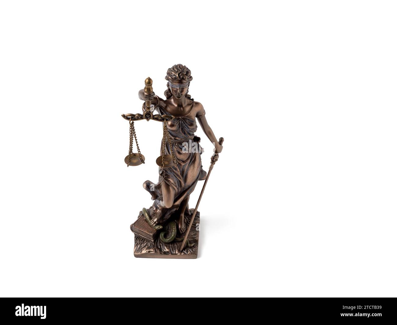 Bronzestatue von Lady Justice auf weißem Hintergrund. Statue der Gerechtigkeit aus nächster Nähe Stockfoto