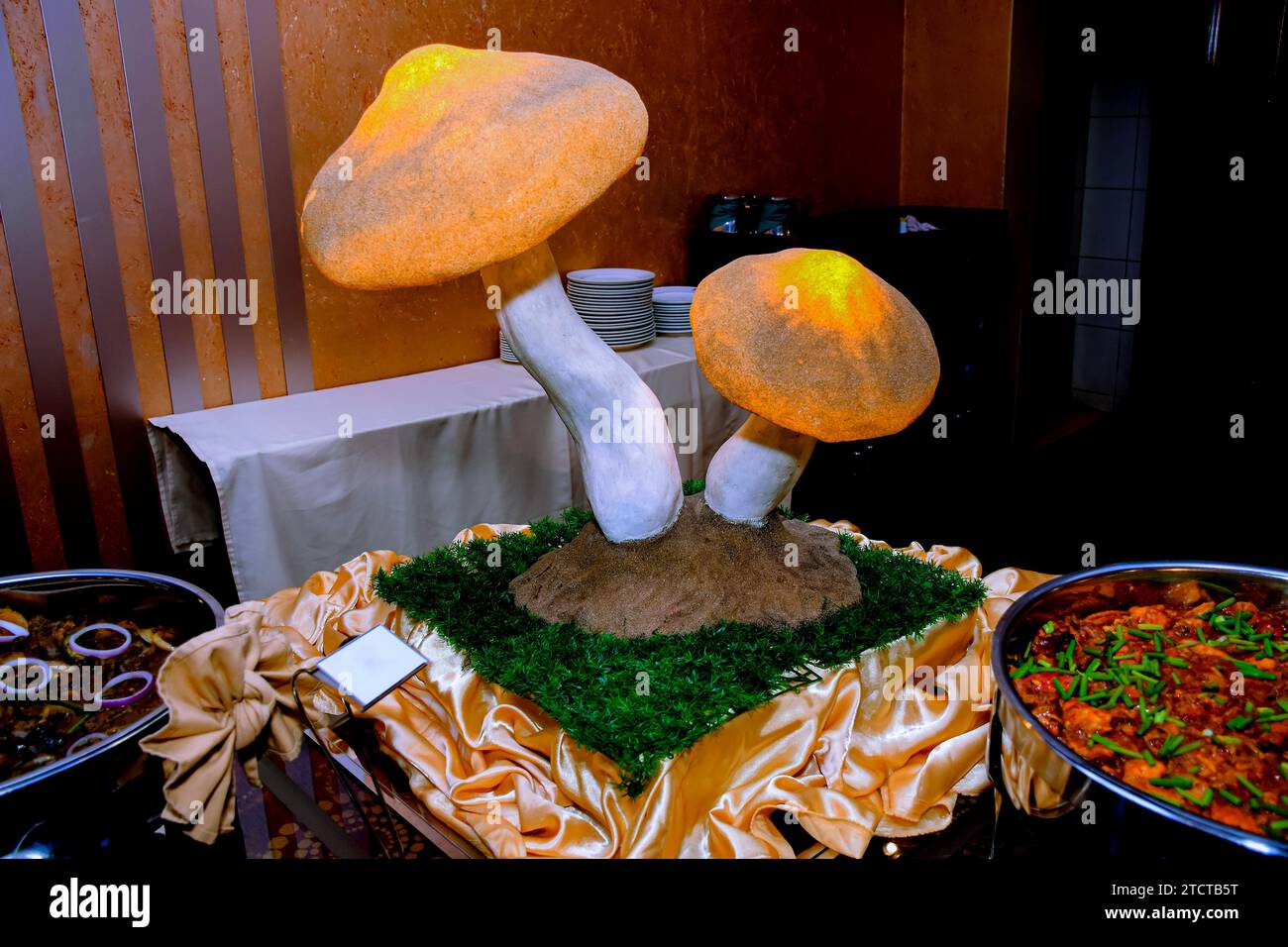 Die Form eines Pilzes wird für Schönheit auf dem Tisch gehalten, wo das Buffet Stockfoto