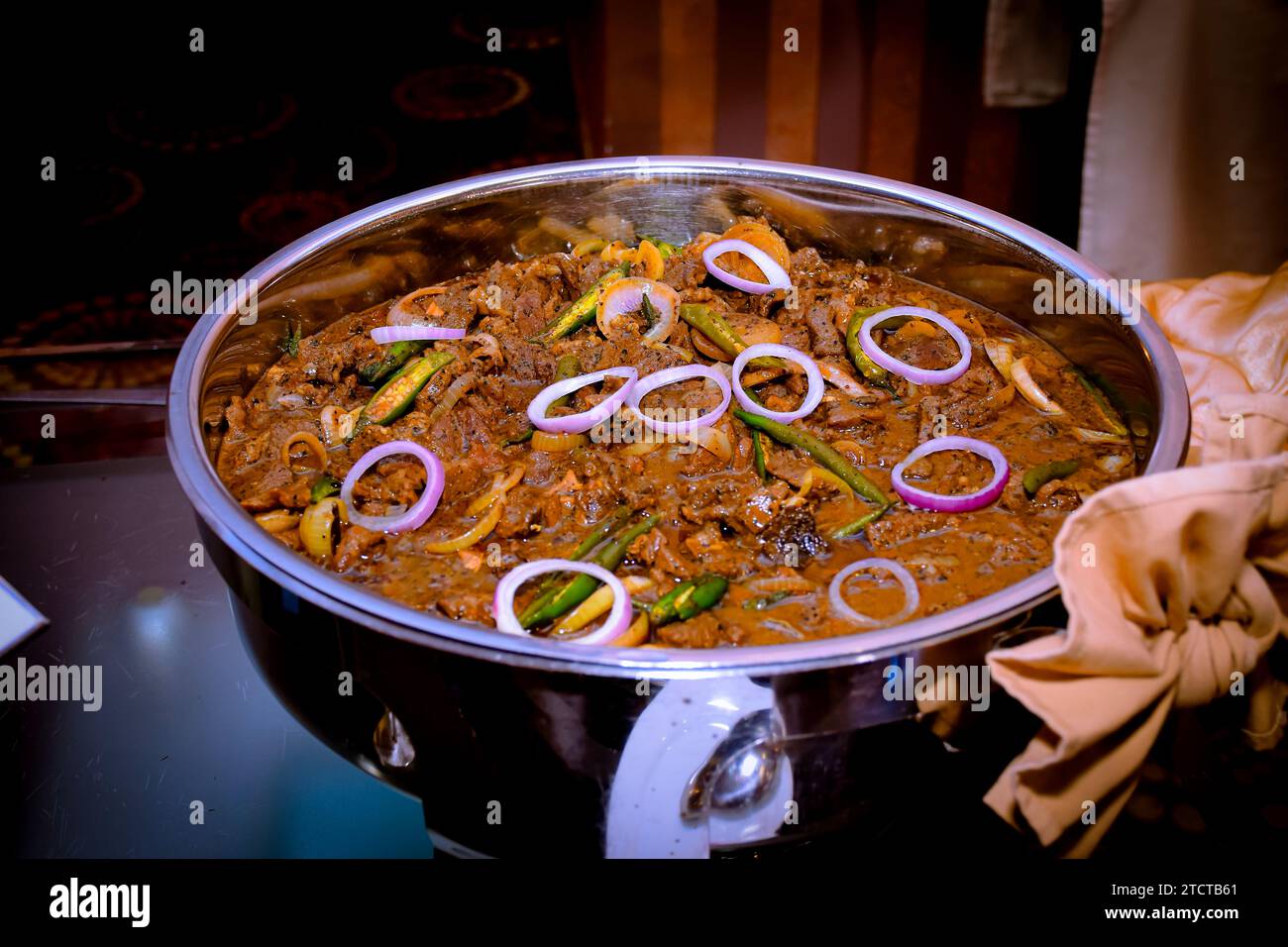 Indisches Currygericht mit Kartoffeln, Blumenkohl und grünen Erbsen in Buffet Stockfoto