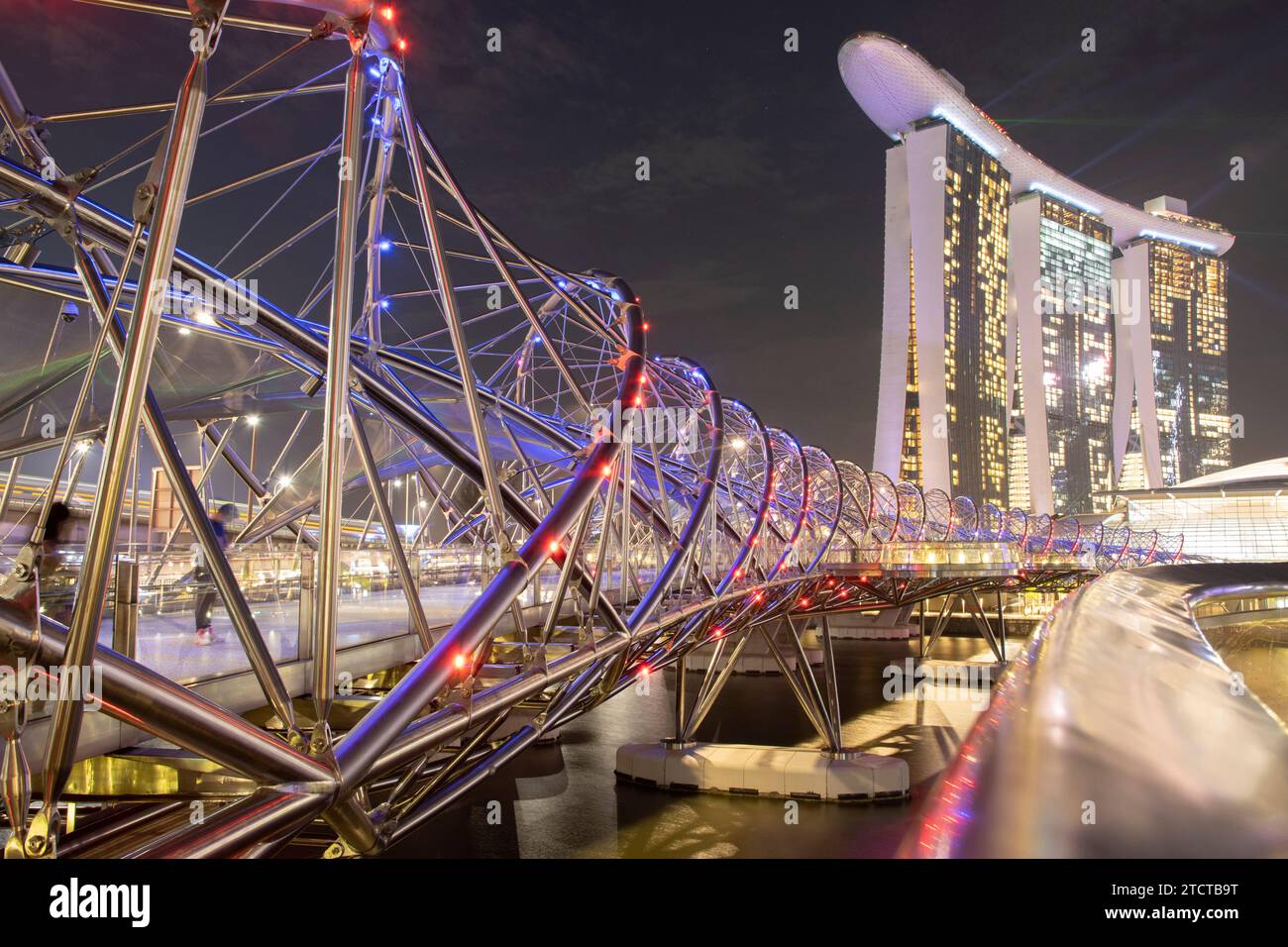 Helix Bridge und Marina Bay Sands Stockfoto