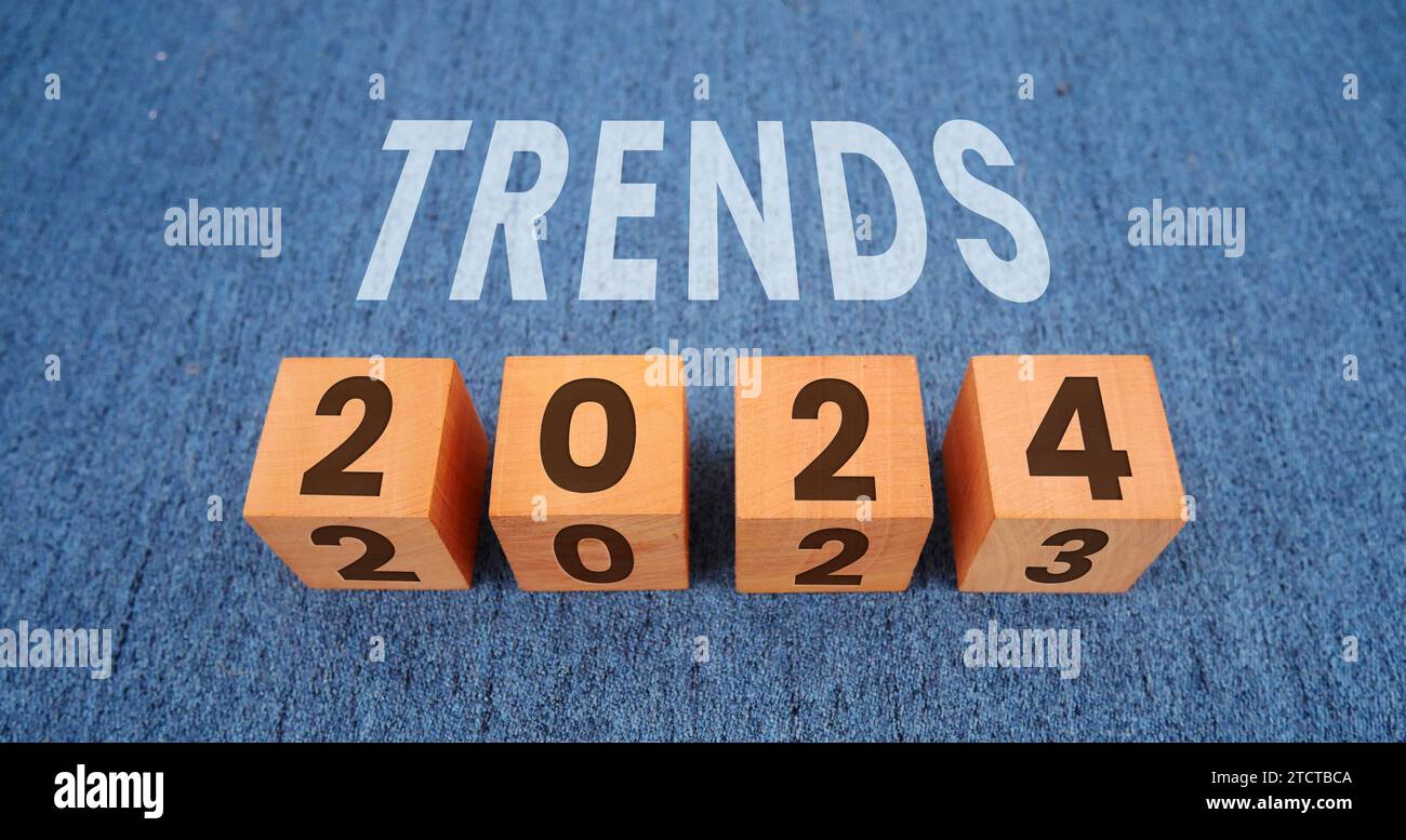 Handnotizblock mit Text Trends 2024. Neues Jahr, neue Lösungen und Ideen, Konzept. Stockfoto