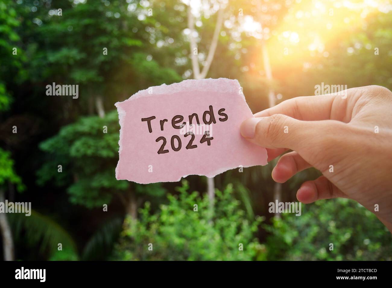 Handnotizblock mit Text Trends 2024. Neues Jahr, neue Lösungen und Ideen, Konzept. Stockfoto