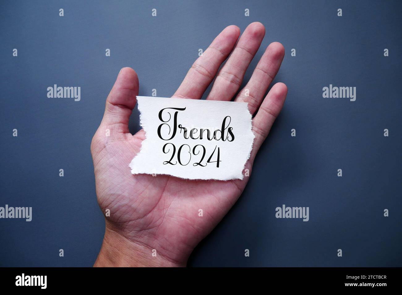 Handnotizblock mit Text Trends 2024. Neues Jahr, neue Lösungen und Ideen, Konzept. Stockfoto