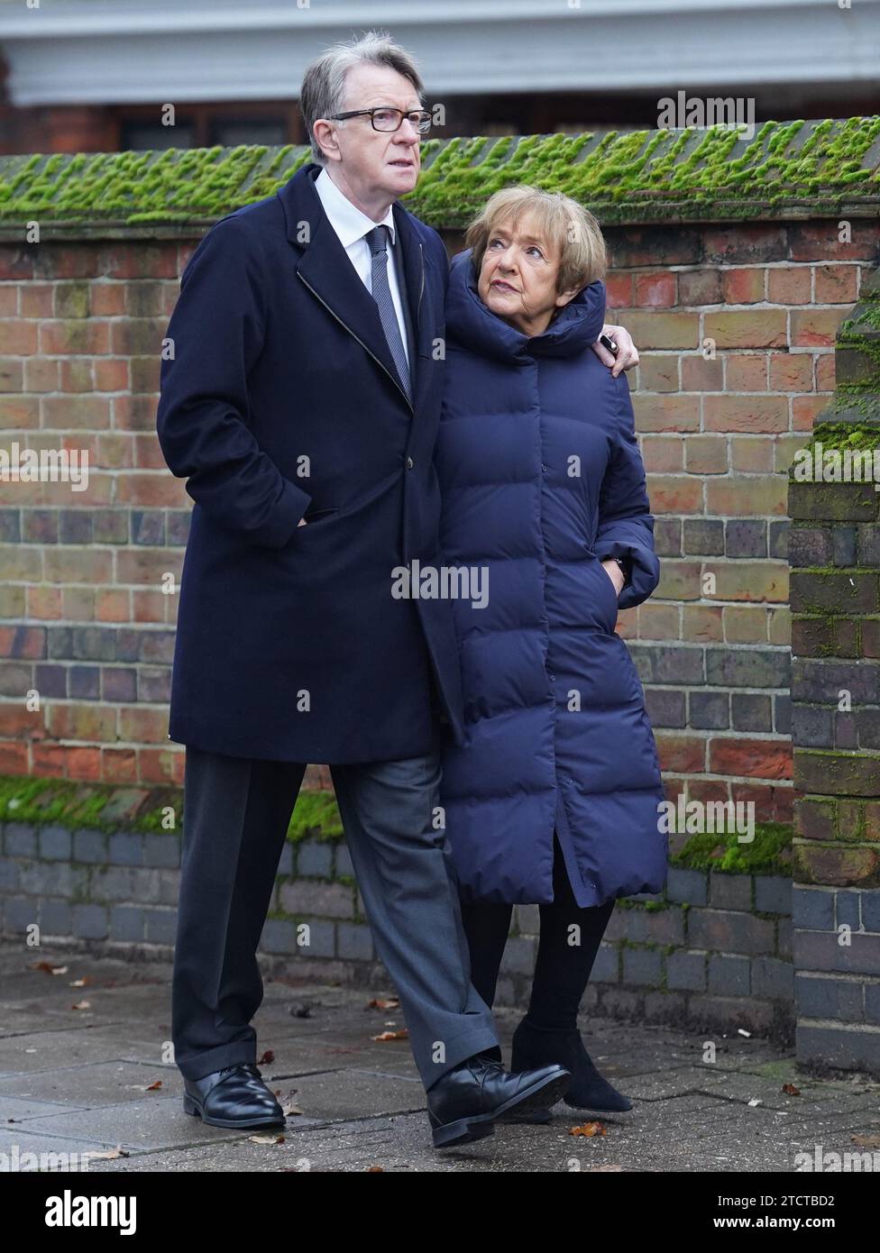 Lord Peter Mandelson und Dame Margaret Hodge kommen zur Beerdigung von Baroness Glenys Kinnock aus Holyhead, einer ehemaligen Ministerin, Abgeordnetenmitglied und Ehefrau des ehemaligen Labour-Führers Lord Kinnock, im Golders Green Crematorium in Nord-London an. Bilddatum: Donnerstag, 14. Dezember 2023. Stockfoto