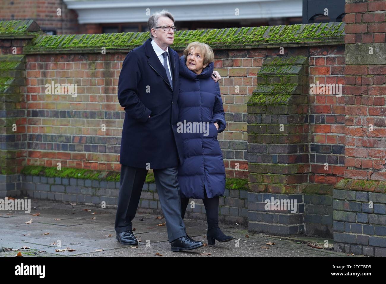 Lord Peter Mandelson und Dame Margaret Hodge kommen zur Beerdigung von Baroness Glenys Kinnock aus Holyhead, einer ehemaligen Ministerin, Abgeordnetenmitglied und Ehefrau des ehemaligen Labour-Führers Lord Kinnock, im Golders Green Crematorium in Nord-London an. Bilddatum: Donnerstag, 14. Dezember 2023. Stockfoto