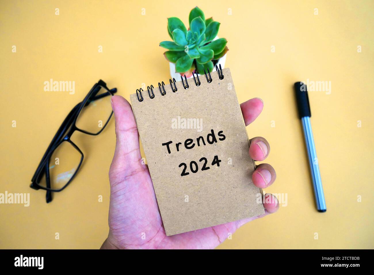 Handnotizblock mit Text Trends 2024. Neues Jahr, neue Lösungen und Ideen, Konzept. Stockfoto