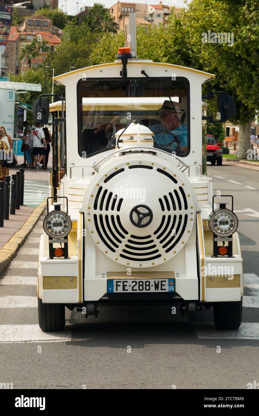 Touristische Sightseeing Zug / Züge mit Besuchern genießen Tour durch Cannes, in der Nähe der Abholung am Palais des Festivals, Croisette Promenade. Frankreich. (135) Stockfoto