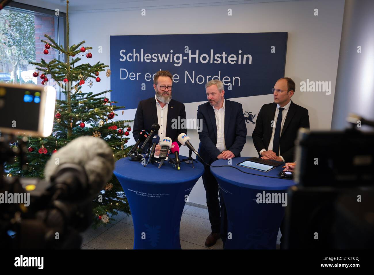 Kiel, Deutschland. Dezember 2023. Claus Ruhe Madsen (parteiübergreifend, l-r), Minister für Wirtschaft, Verkehr, Beschäftigung, Technologie und Tourismus in Schleswig-Holstein, Torsten Reh, Vorsitzender des Regionalmanagements Nord bei DB Regio, und Arne Beck, Geschäftsführer von NAH.SH, bei einer Pressekonferenz im Verkehrsministerium. In den letzten Wochen hat die Deutsche Bahn immer wieder Probleme im Schleswig-holsteinischen Zentralnetz erlebt. Quelle: Christian Charisius/dpa/Alamy Live News Stockfoto