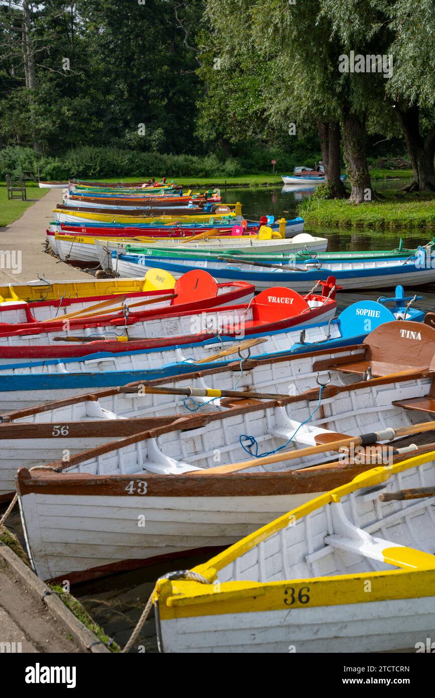 Farbenfrohe Ruderboote auf der Meare in Thorpeness, Suffolk, England, Großbritannien Stockfoto