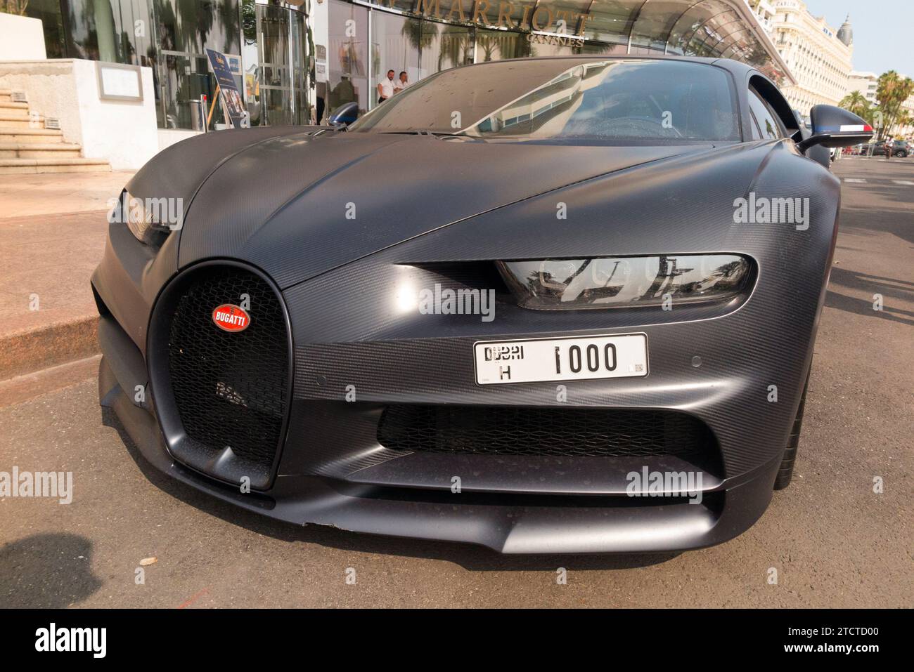 Bugatti Chiron Sport 110 ans Sportwagen / Supersportwagen, der von Einheimischen und Touristen auf dem Parkplatz am Boulevard de la Croisette, 06400 Cannes, bewundert wird. Frankreich. (135) Stockfoto