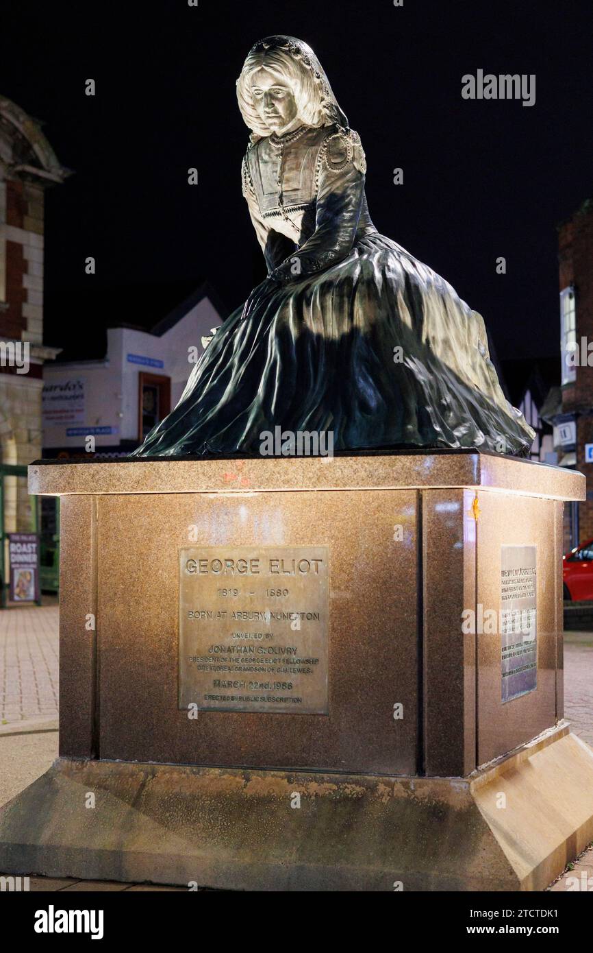 Die George Eliot (Mary Ann Evans) Statue, die nachts abgebildet ist. Die Statue befindet sich im Zentrum des Stadtzentrums von Nuneaton und stammt vom örtlichen Bildhauer John Letts. Stockfoto