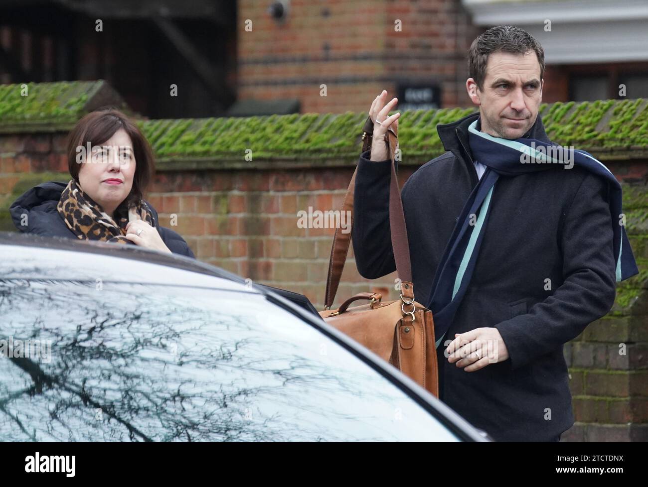Lucy Powell und Brendan Cox kommen zur Beerdigung von Baroness Glenys Kinnock aus Holyhead, einer ehemaligen Ministerin, Abgeordnetenmitglied und Ehefrau des ehemaligen Labour-Führers Lord Kinnock, im Golders Green Crematorium im Norden Londons an. Bilddatum: Donnerstag, 14. Dezember 2023. Stockfoto