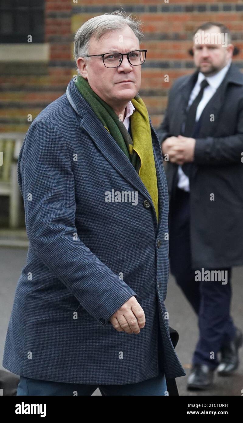 Ed Balls kommt für die Beerdigung von Baroness Glenys Kinnock aus Holyhead, einer ehemaligen Ministerin, Abgeordneten und Ehefrau des ehemaligen Labour-Führers Lord Kinnock, im Golders Green Crematorium im Norden Londons. Bilddatum: Donnerstag, 14. Dezember 2023. Stockfoto