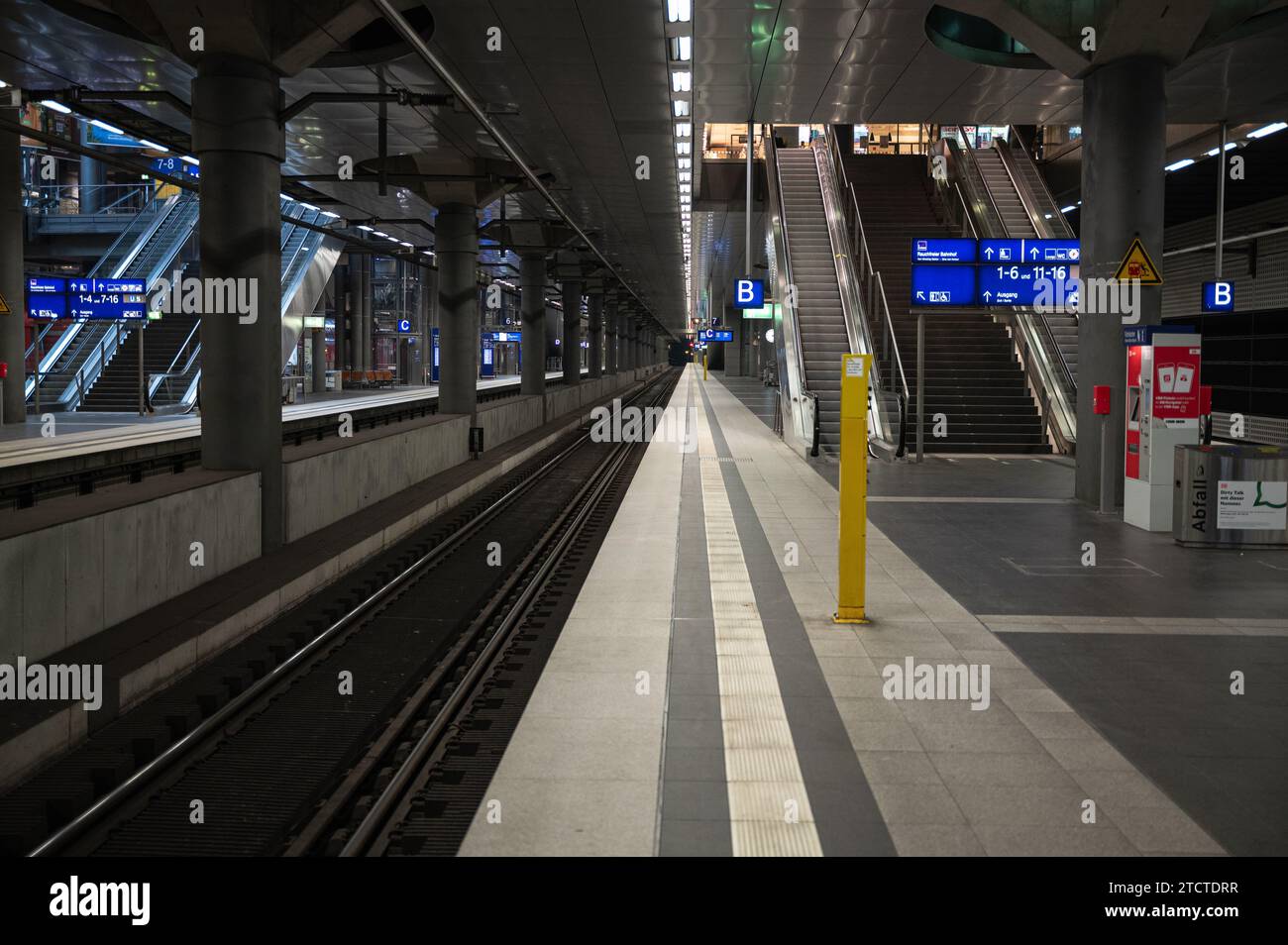 08.12.2023, Berlin, Deutschland, Europa - ein fast verlassener Berliner Hauptbahnhof mit leeren Bahnsteigen während eines Streiks der Zugführer GDL. Stockfoto