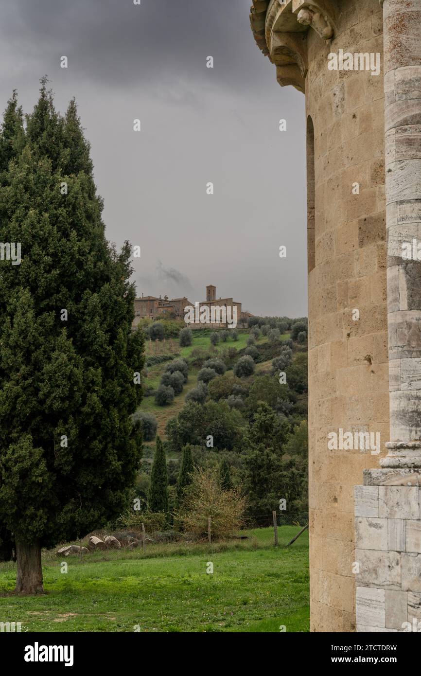 Castelnuovo dell'Abate, Italien - 16. November 2023: Blick auf die Abtei Sant'Antimo in der Nähe von Castelnuovo dell'Abate in der Toskana Stockfoto