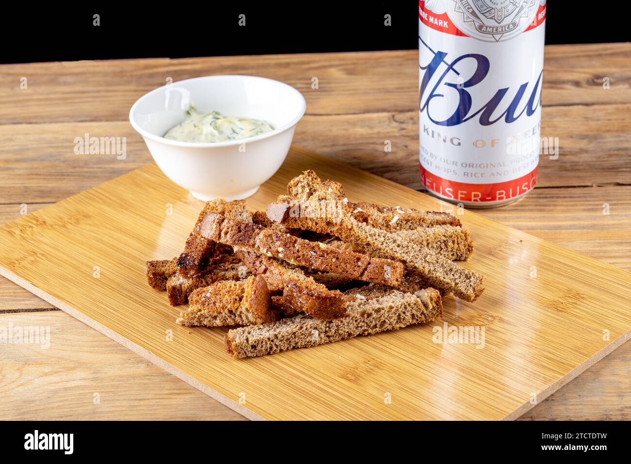 Moskau, Russland - 08. Dezember 2023: Knoblauchcroutons aus Brot mit ...