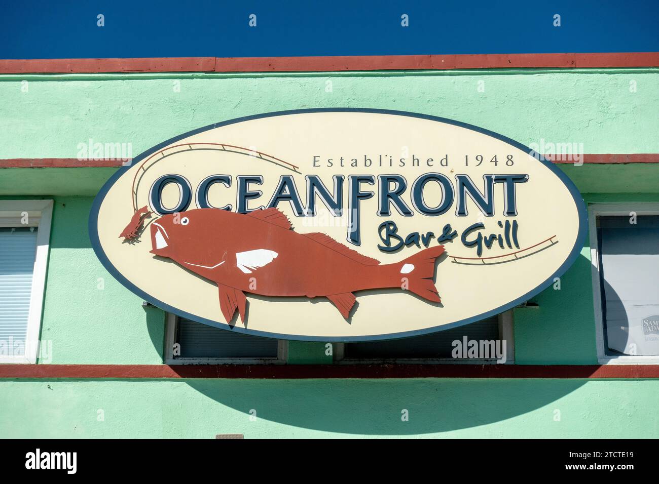 Close up of the Oceanfront Bar & Grill Sign in Myrtle Beach, S.C. A Popular Bar and Restaurant on the Boardwalk, 18. November 2023 Stockfoto