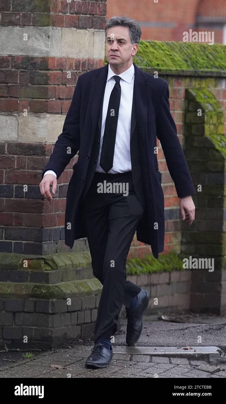 Ed Milliband kommt zur Beerdigung von Baroness Glenys Kinnock aus Holyhead, einer ehemaligen Ministerin, Abgeordnetenmitglied und Ehefrau des ehemaligen Labour-Führers Lord Kinnock, im Golders Green Crematorium im Norden Londons. Bilddatum: Donnerstag, 14. Dezember 2023. Stockfoto