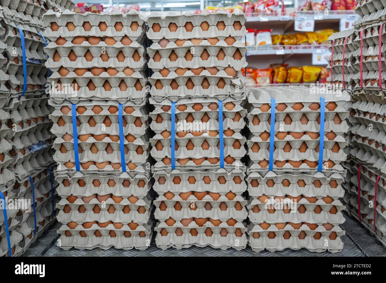 Viele Reihen- und Papierverpackungen für Hühnereier, die in einem Laden gestapelt und von Geflügelfarmen in ländlichen Gebieten zum Verkauf in städtischen Geschäften gebracht werden. Stockfoto