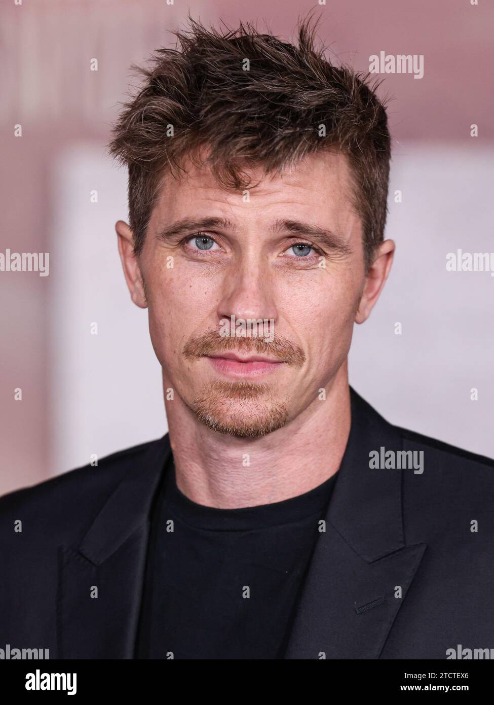 Hollywood, Usa. Dezember 2023. HOLLYWOOD, LOS ANGELES, KALIFORNIEN, USA - 13. DEZEMBER: Der US-amerikanische Schauspieler und Musiker Garrett Hedlund kommt bei der Premiere von Netflix's „Rebel Moon - Part One: A Child of Fire“ am 13. Dezember 2023 im TCL Chinese Theatre IMAX in Hollywood, Los Angeles, Kalifornien, USA. (Foto: Xavier Collin/Image Press Agency) Credit: Image Press Agency/Alamy Live News Stockfoto